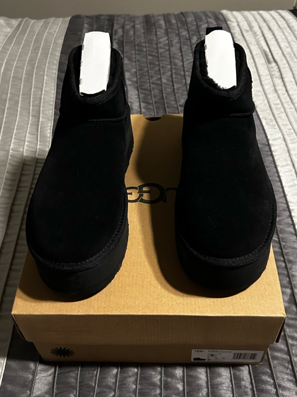 Women’s Classic Ultra Mini Platform Uggs Size 9